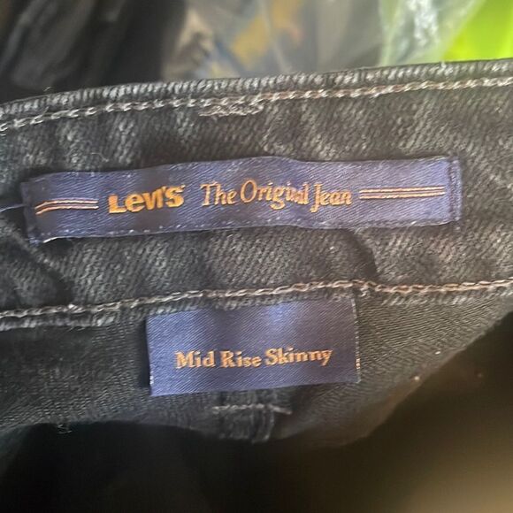 Black Levi’s Mid Rise Skinny jeans - Picture 5 of 8